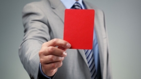 Rote Karte Strafe Bestrafung Foto iStock BrianAJackson